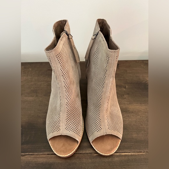 Excellent Condition TOMS Majorca Peep Toe Booties Tan Suede Perforated sz 12 - Picture 2 of 7